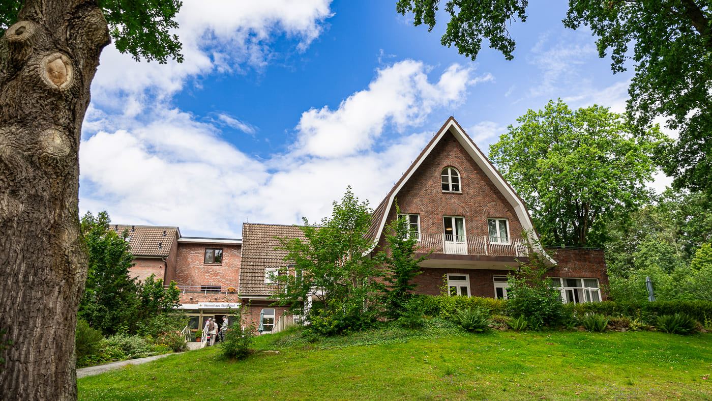 Außenansicht Herrenhaus Eichenhof in Witzhave – Ihr familiäres Zuhause im Herzen der Natur